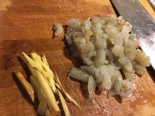 3、香煎肉饼,把虾去掉壳，并且成小块，然后用姜片切碎，混在一块，砍砍砍～
