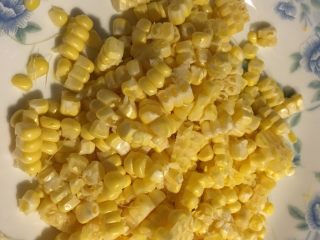 4、香煎肉饼,????胡萝卜和葱清洗干净～切颗粒。