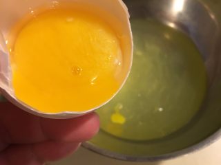 5、香煎肉饼,鸡蛋敲开，分出蛋白和蛋黄～⚠️只要蛋白。