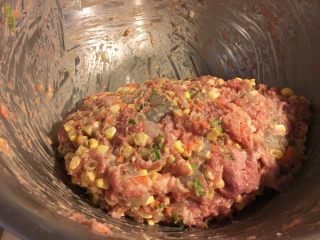 7、香煎肉饼,使劲搅拌～把肉饼团砸砸砸～⚠️砸：那样口感好吃点～