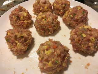 8、香煎肉饼,弄成一个球形～