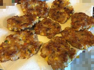 10、香煎肉饼,煎到金黄色，拿一块上来用刀切开看看熟了嘛…然后可以装在有吸油纸巾的盘里。