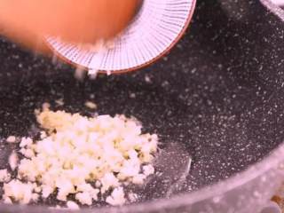 2、肉末粉丝煲最家常的做法,粉丝这样处理后,饱满又劲道,热锅冷油，爆香姜蒜末 