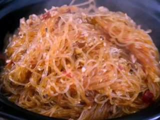 7、肉末粉丝煲最家常的做法,粉丝这样处理后,饱满又劲道,用筷子将粉丝和肉馅搅拌均匀，大火收汁盛出