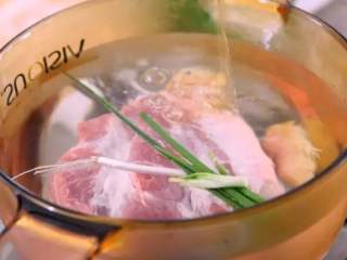 1、去四川必点名菜——蒜泥白肉,清水下五花肉、姜块、葱、料酒，大火煮开