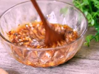 2、去四川必点名菜——蒜泥白肉,碗中倒入蒜末、盐、生抽、香油、辣椒油，搅拌均匀