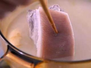 3、去四川必点名菜——蒜泥白肉,煮至五花肉肉质变软后