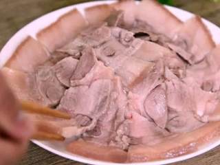 5、去四川必点名菜——蒜泥白肉,摆盘淋上酱汁