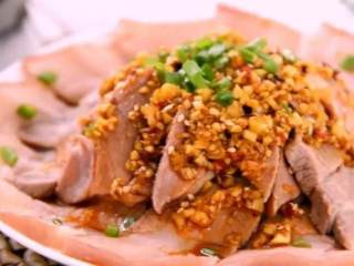 6、去四川必点名菜——蒜泥白肉,撒上葱花即可