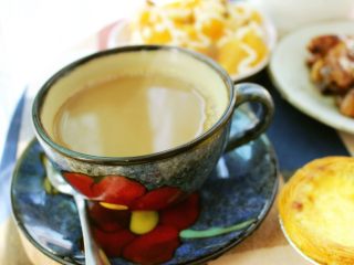 1、懒懒的下午茶（奶茶蛋挞可乐鸡翅水果沙拉）,奶茶，茶叶洗干净，把牛奶倒入锅里煮沸放入茶叶，煮30秒左右，调入适量的糖，放到壶里，（可以把茶叶过滤的那种）