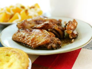 2、懒懒的下午茶（奶茶蛋挞可乐鸡翅水果沙拉）,可乐鸡翅，把鸡翅洗干净用开水烫一遍去腥，热锅放油把鸡翅煎至两面金黄放入葱头姜炒香倒入可乐上盖中火煮半小时左右，开盖大火收汁。