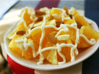 3、懒懒的下午茶（奶茶蛋挞可乐鸡翅水果沙拉）,鲜橙切块，放入葡萄干，拌上沙拉酱