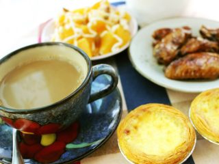 4、懒懒的下午茶（奶茶蛋挞可乐鸡翅水果沙拉）,蛋挞，烤箱170度预热2分钟，鸡蛋取蛋黄，糖+纯牛奶均搅至糖融化放入淡奶油蛋黄均搅倒入蛋挞皮里放入烤箱200度烤15分钟左右调220度烤一分钟就好了。