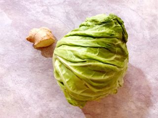 1、贫价富贵菜～蚝油姜丝牛心菜,准备食材