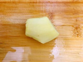 2、贫价富贵菜～蚝油姜丝牛心菜,生姜去皮洗净