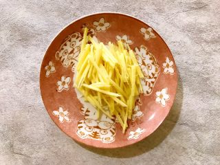 3、贫价富贵菜～蚝油姜丝牛心菜,切丝，稍微切的细一点