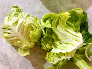 4、贫价富贵菜～蚝油姜丝牛心菜,把牛心菜的叶子一片一片掰下来