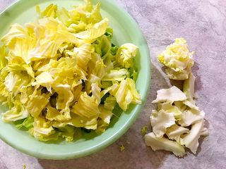 5、贫价富贵菜～蚝油姜丝牛心菜,然后把叶子撕碎，过老的梗就不要了