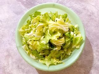 6、贫价富贵菜～蚝油姜丝牛心菜,洗干净之后沥干水分