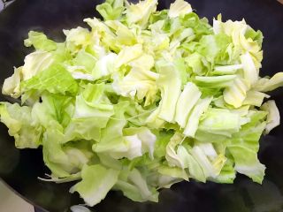 8、贫价富贵菜～蚝油姜丝牛心菜,油七分热的时候下牛心菜