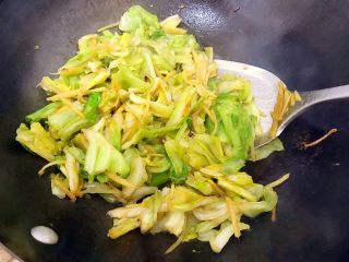 11、贫价富贵菜～蚝油姜丝牛心菜,翻炒均匀，即可