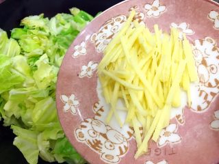 9、贫价富贵菜～蚝油姜丝牛心菜,加入姜丝，大火翻炒至牛心菜变软并且有汤汁出来