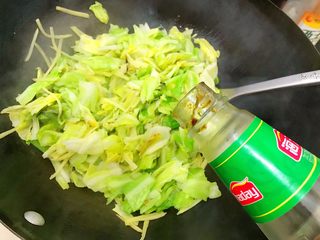 10、贫价富贵菜～蚝油姜丝牛心菜,然后加入适量蚝油