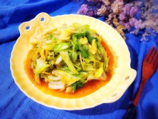 12、贫价富贵菜～蚝油姜丝牛心菜,装盘