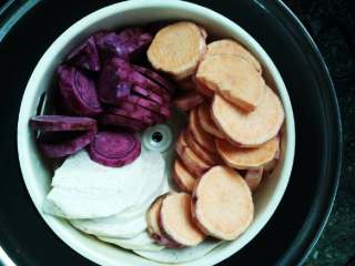 1、甜心芋圆,材料准备好，切好，下锅隔水蒸熟