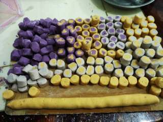 2、甜心芋圆,搓陈条状，切成小段