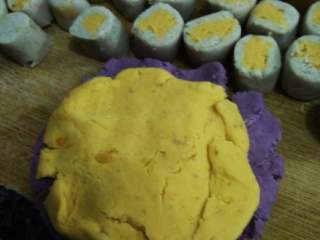 3、甜心芋圆,我有做了颜色的变化，心的颜色不一样是这么做的，很简单。两个颜色各取一些，压平重叠，再包好，揉成条，一样切，就形成了。大家可以自行发挥，做出各种美美的