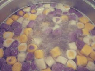 5、甜心芋圆,下锅煮，我提前有准备好了一盆冰水，煮好捞出放入冰水，这样会变得跟Q 弹哟