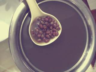 7、甜心芋圆,我提前煮好了红豆汤，放在冰箱冷藏过了。加入芋圆，可以美美的享用了