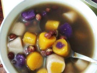 8、甜心芋圆,开吃。第一次做的朋友，可以只做黄色的地瓜的，因为比较容易，也更好吃