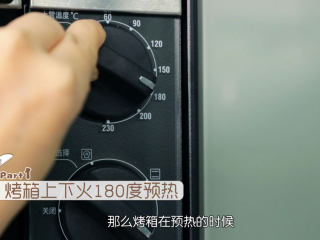 1、布朗尼,因为步骤比较少,我们在准备好材料后就需要把烤箱上下火180度预热