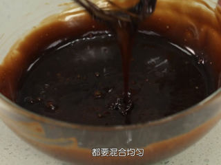 9、布朗尼,把刚才已经过筛过的低筋面粉和可可粉倒入布朗尼面糊里,继续用手动打蛋器混合均匀,布朗尼几乎不会失败,但不代表它不会失败;失败的布朗尼是松散的,制作唯一一个要求,那就是每样材料加进去之后都必须用打蛋器充分混匀,材料如果没混匀,入模具之后你会看见边缘溢出一层黄油,烘烤的时候,蛋糕表面会冒油泡,这样的蛋糕肯定不会好吃啦