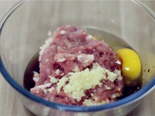 1、鹌鹑蛋肉丸子,猪肉剁成肉末,放入适量姜末,少量食盐,白糖,料酒,磕入一个鸡蛋