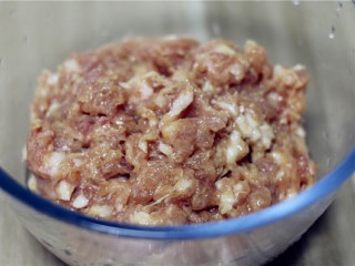 2、鹌鹑蛋肉丸子,搅拌均匀,腌制一会儿