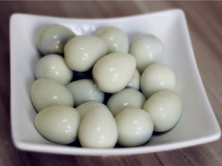 3、鹌鹑蛋肉丸子,鹌鹑蛋煮熟剥壳