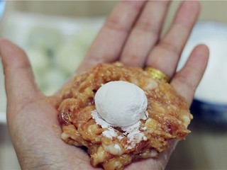 5、鹌鹑蛋肉丸子,抓一团肉馅按成饼,将裹了淀粉的鹌鹑蛋放在中心(粘手的话蘸点水)