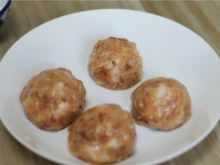 6、鹌鹑蛋肉丸子,搓成丸子