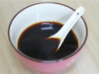 8、鹌鹑蛋肉丸子,调一个酱汁:2勺蚝油,2勺生抽,1勺老抽,半勺白糖,多半碗凉开水,搅拌均匀