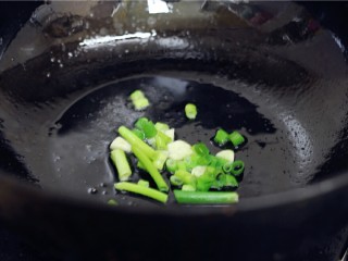 9、鹌鹑蛋肉丸子,锅内留少许底油,放入葱花炒香