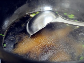 10、鹌鹑蛋肉丸子,倒入调好的酱汁,大火烧开