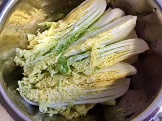 3、简单方便又美味➕蒜蓉粉丝娃娃菜,清水加点盐,娃娃菜浸泡清洗