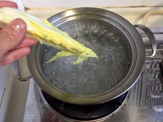 6、简单方便又美味➕蒜蓉粉丝娃娃菜,加入娃娃菜烫一下,捞出控水备用