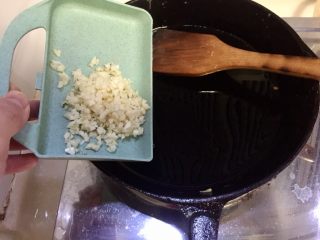 9、简单方便又美味➕蒜蓉粉丝娃娃菜,热锅冷油,加入一半蒜末