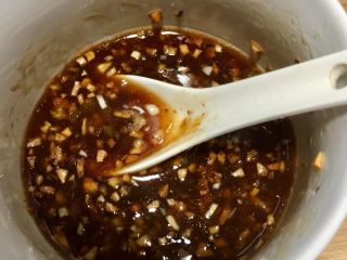 12、简单方便又美味➕蒜蓉粉丝娃娃菜,加入一勺生抽,两勺蚝油,一勺剁椒(我只有绿色剁椒了,其实用红色的剁椒更好看),两小勺白糖,一点鸡精,四勺清水,尝下味道,根据个人口味添加少许盐,搅拌均匀