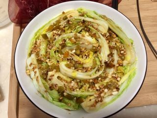 13、简单方便又美味➕蒜蓉粉丝娃娃菜,把调味汁浇在娃娃菜上,我的调味汁比较多,基本连粉丝都可以浇透。也可以先不放娃娃菜,浇一部分调料在粉丝上再摆上娃娃菜,浇上剩余调味汁