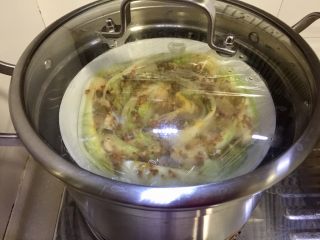 15、简单方便又美味➕蒜蓉粉丝娃娃菜,蒸锅加水烧开,放入娃娃菜,中火蒸10分钟左右,关火虚蒸三分钟,蒸制的时间根据自家蒸锅的品性进行调整